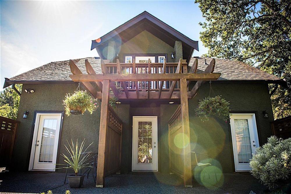 Guest Suites On Benvenuto Brentwood Bay Екстериор снимка