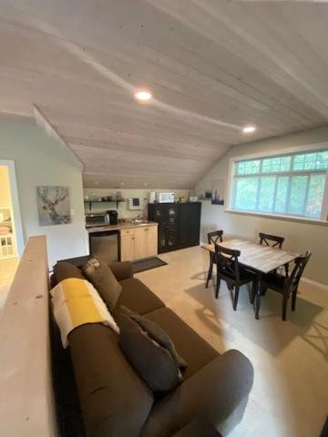Guest Suites On Benvenuto Brentwood Bay Екстериор снимка